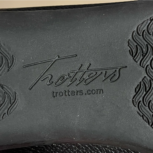 Trotter Sage Scalloped edging  Black Leather Loafers, size 7.5W - Picture 6 of 7